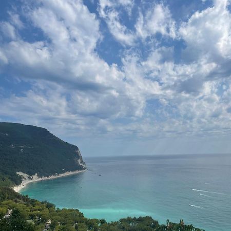 L'Angolo Di Mare Centro Di Sirolo Bagian luar foto