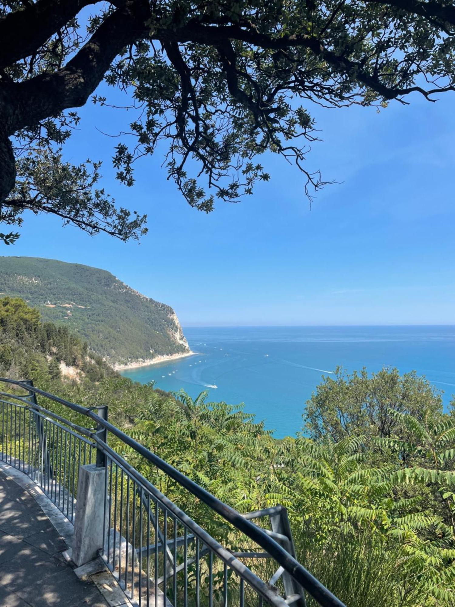 L'Angolo Di Mare Centro Di Sirolo Bagian luar foto