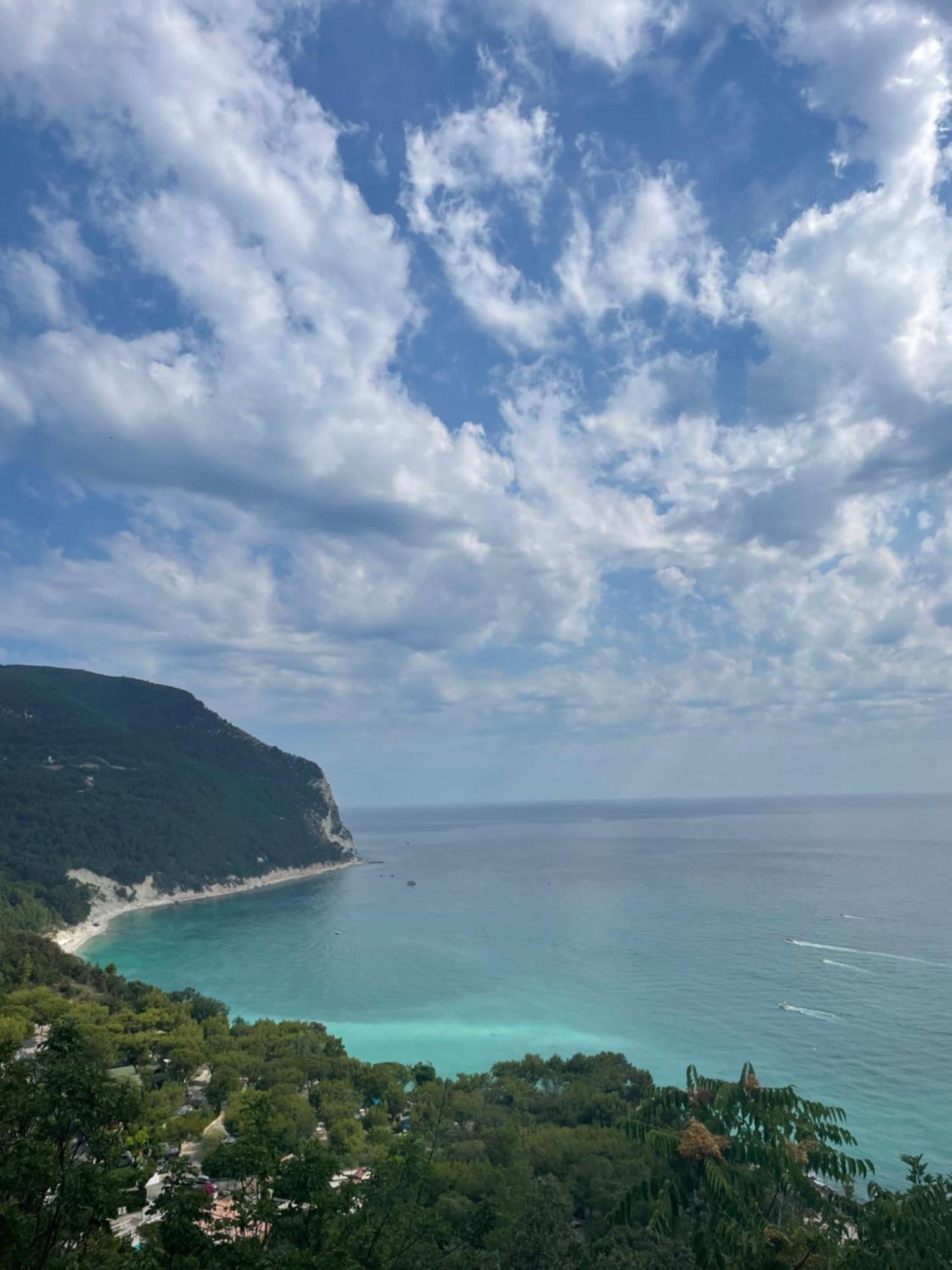 L'Angolo Di Mare Centro Di Sirolo Bagian luar foto